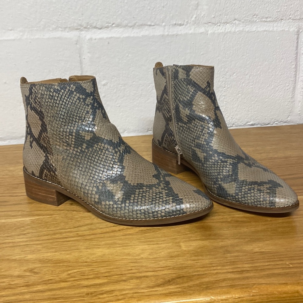 Lucky Brand size 7.5 Light Gray Snakeskin Booties